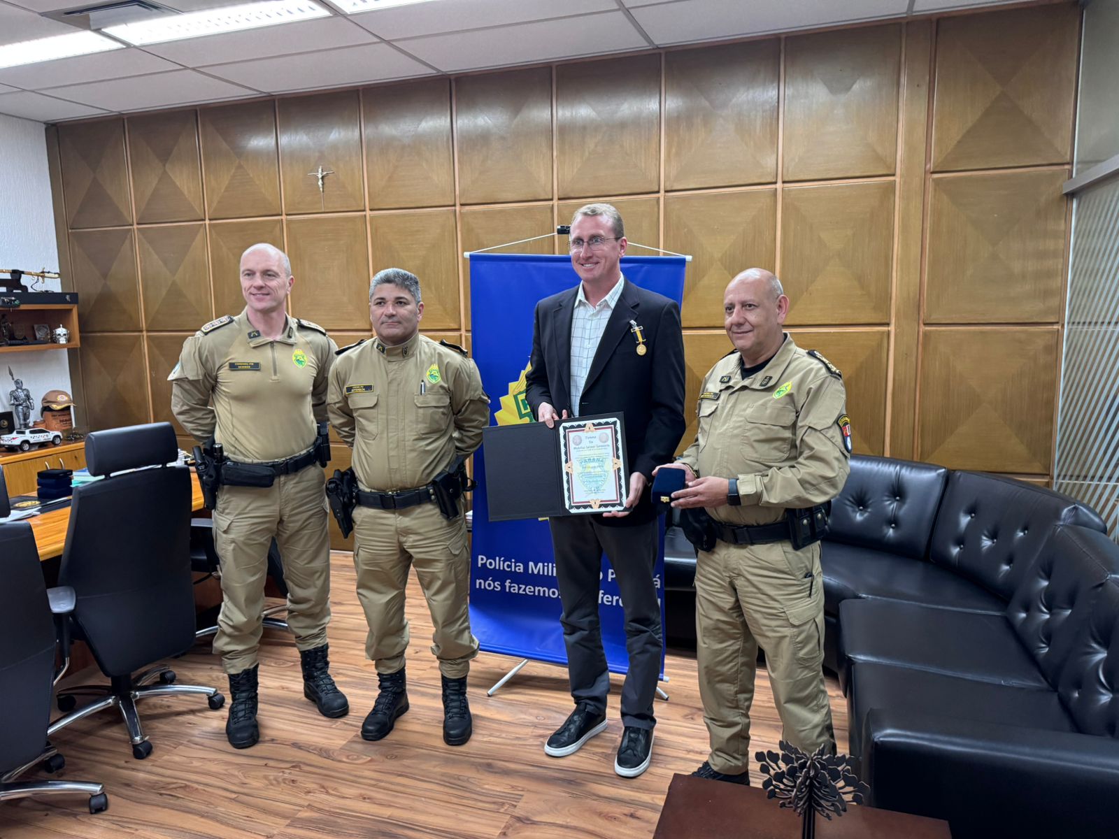 Diretor presidente da Ceasa Paraná, Éder Bublitz, recebe Medalha Coronel Sarmento, a mais alta honraria concedida pela Polícia Militar do Paraná (PMPR).