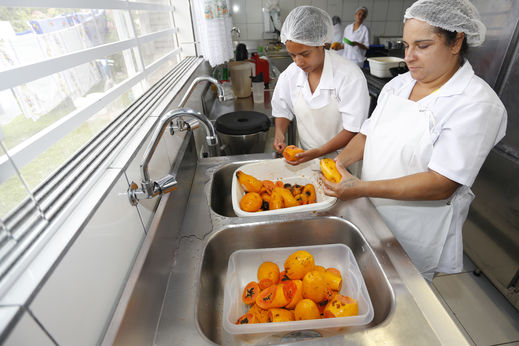 Cozinheiras da AMAS preparam alimentos doados pelo Ceasa/Pr, para servir as crianças carentes.Curitiba, 02-02-17Foto: Arnaldo Alves / ANPr.