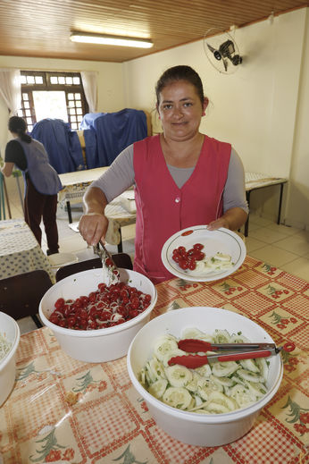 Cozinheiras da AMAS preparam alimentos doados pelo Ceasa/Pr, para servir as crianças carentes.Curitiba, 02-02-17Foto: Arnaldo Alves / ANPr.