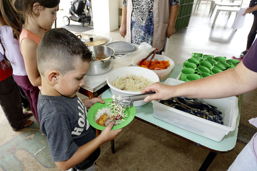 Cozinheiras da AMAS preparam alimentos doados pelo Ceasa/Pr, para servir as crianças carentes.Curitiba, 02-02-17Foto: Arnaldo Alves / ANPr.