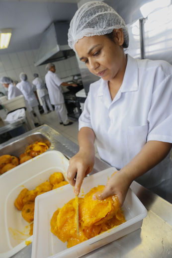 Cozinheiras da AMAS preparam alimentos doados pelo Ceasa/Pr, para servir as crianças carentes.Curitiba, 02-02-17Foto: Arnaldo Alves / ANPr.