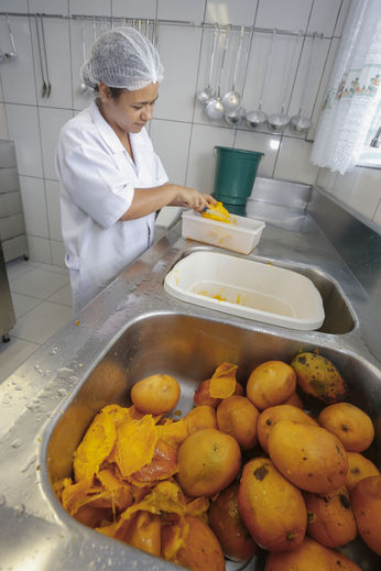 Cozinheiras da AMAS preparam alimentos doados pelo Ceasa/Pr, para servir as crianças carentes.Curitiba, 02-02-17Foto: Arnaldo Alves / ANPr.