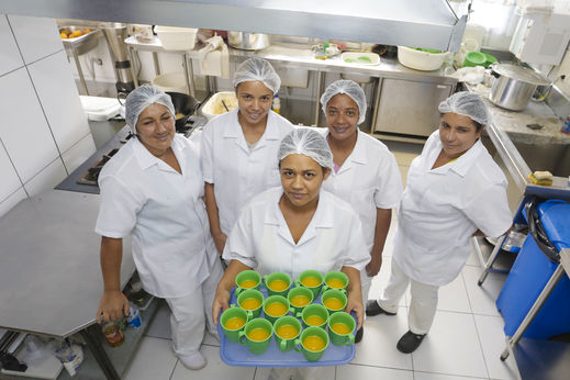 Cozinheiras da AMAS preparam alimentos doados pelo Ceasa/Pr, para servir as crianças carentes.Curitiba, 02-02-17Foto: Arnaldo Alves / ANPr.