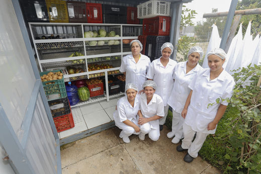 Cozinheiras da AMAS preparam alimentos doados pelo Ceasa/Pr, para servir as crianças carentes.Curitiba, 02-02-17Foto: Arnaldo Alves / ANPr.