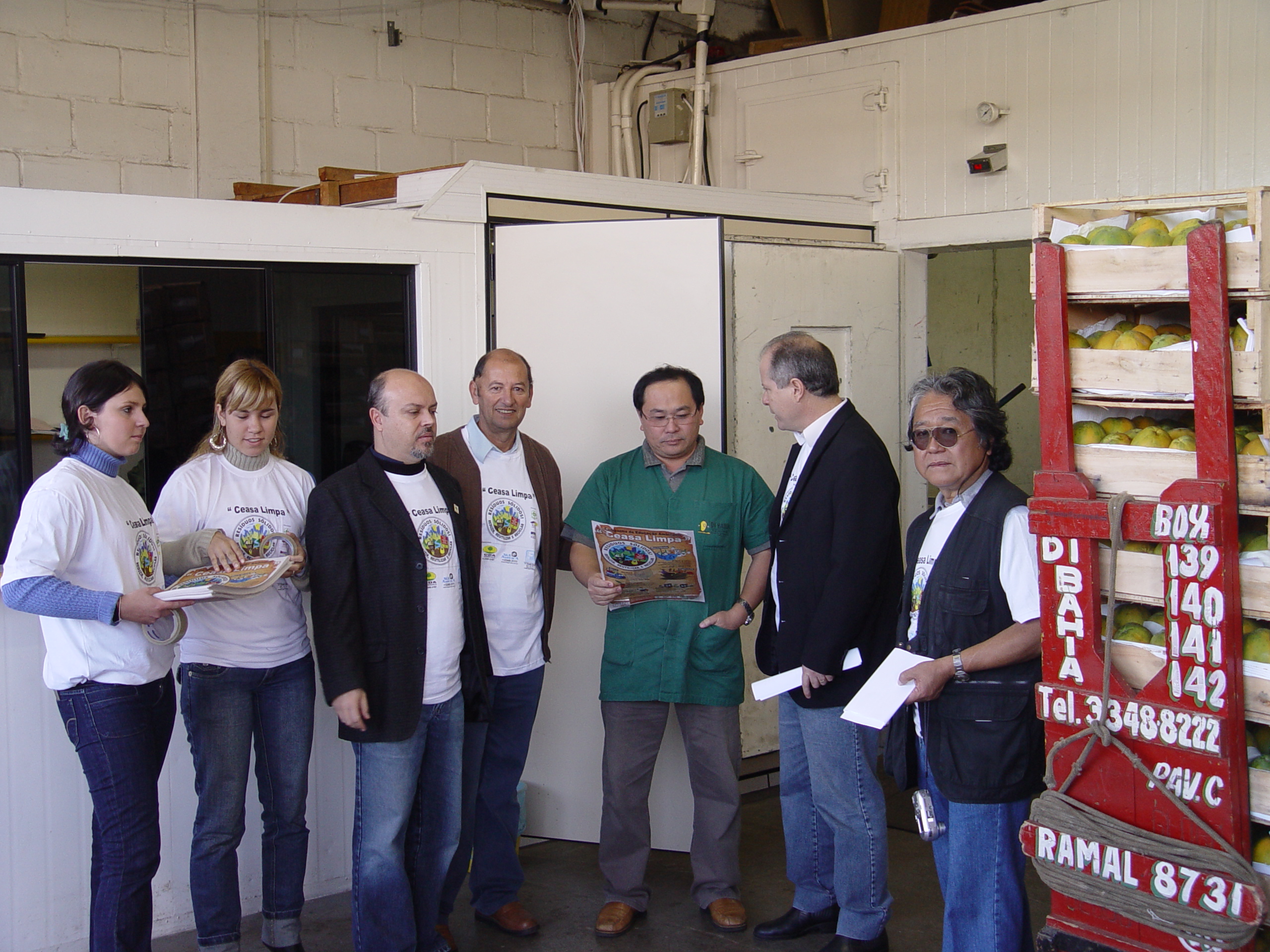 Diretoria, gerentes e funcnionários da Ceasa estiveram nos boxes, conversando com os atacadistas sobre a campanha que está sendo levada a todas as unidades da empresa no Estado.