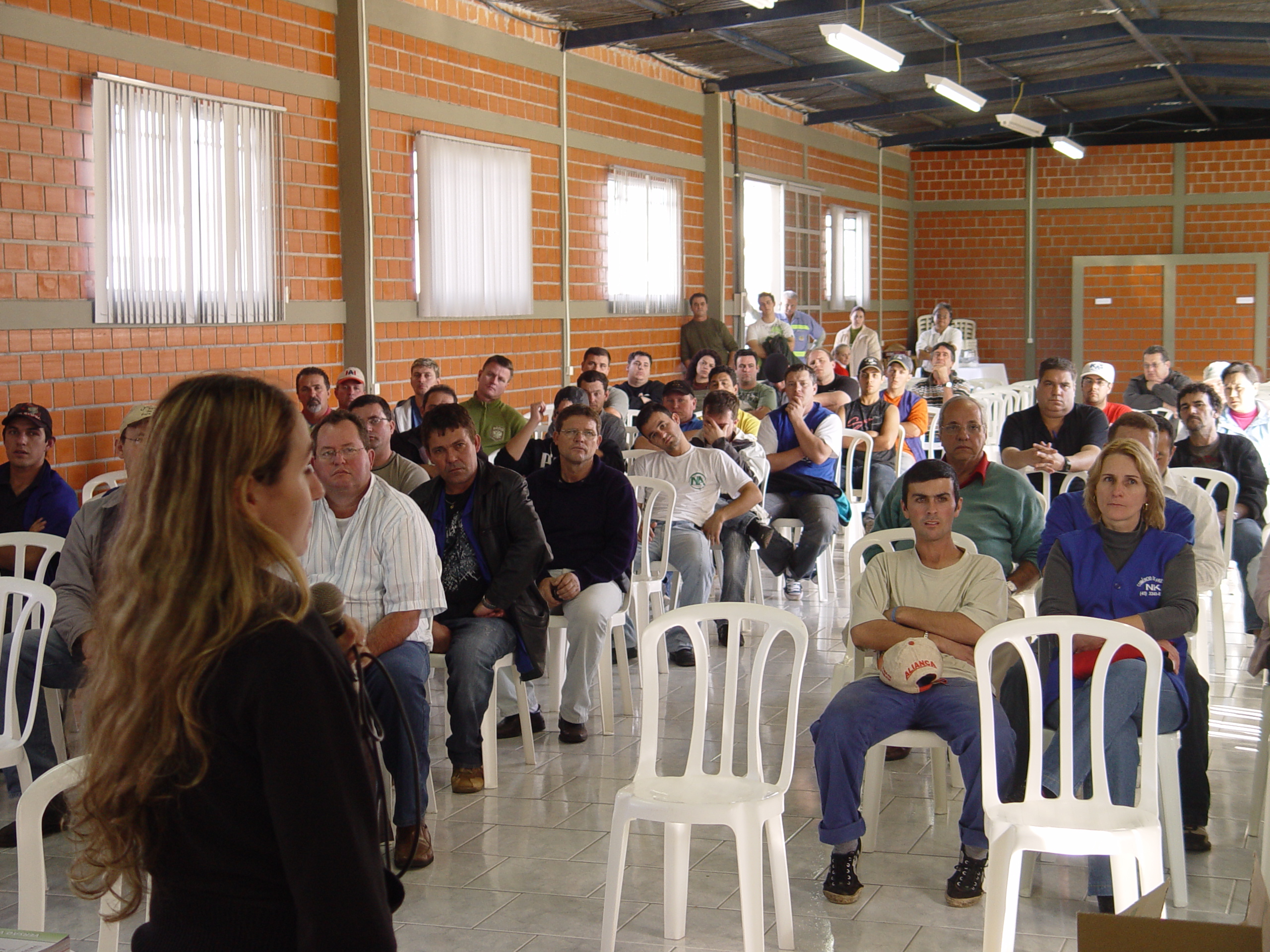 Coordenadora de Resíduos Sólidos da Sema, Cinthia Chico na palestra aos produtores e atacadistas da Ceasa Curitiab