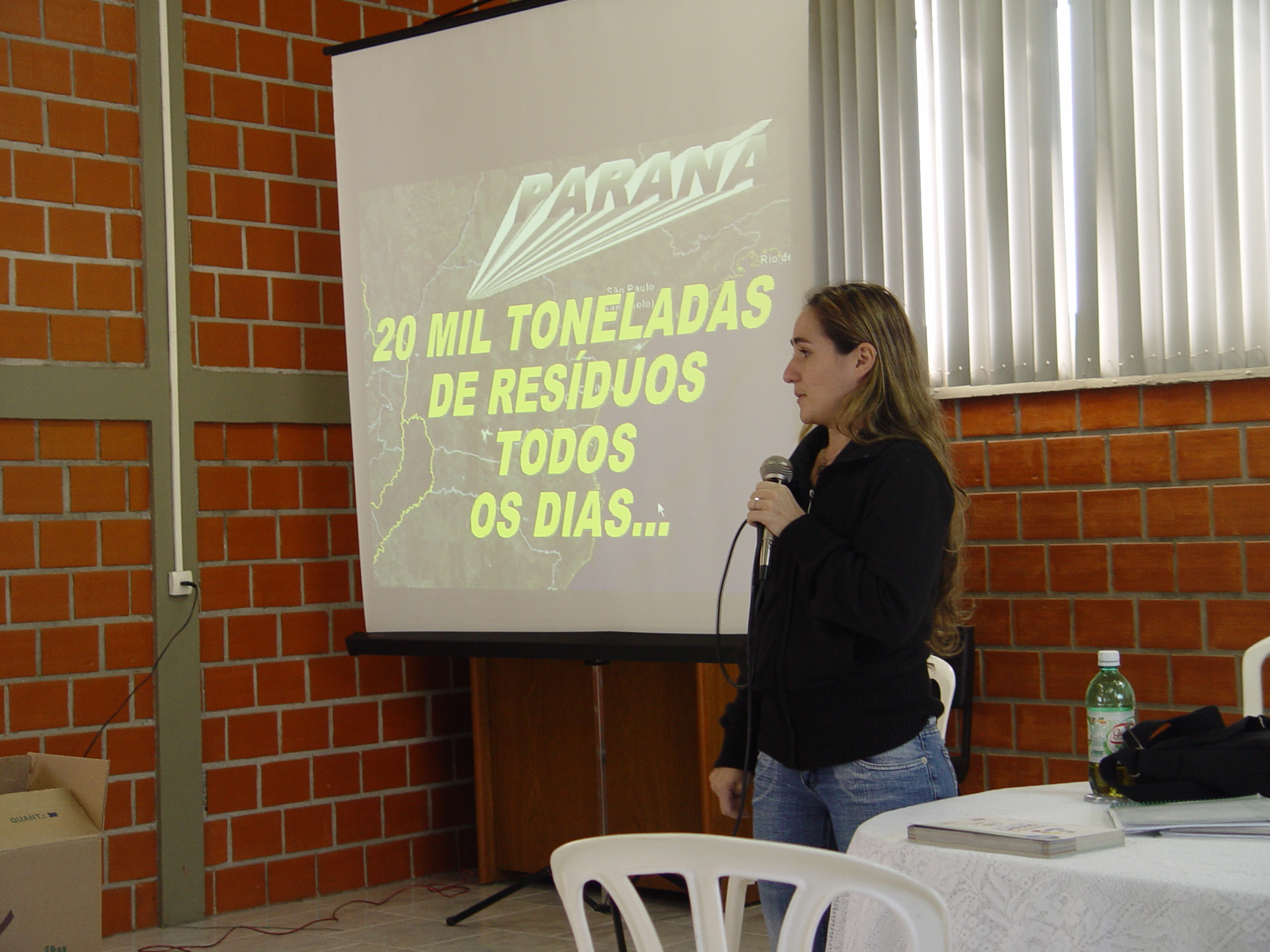 Cinthia Chico, da Secretaria do Meio Ambiente e Recursos Hídricos na palestra na Ceasa Curitiba