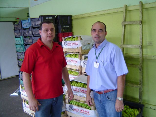 Entrosamento - Ademar de Sampaio, da empresa Hortigranjeiros Raio de Luz, e presidente da Associação Representativa dos Usuáriose Produtores da Ceasa de Foz do Iguaçu, com o gerente da Ceasa de Foz do Iguaçu, Valdinei Loesi dos Santos.