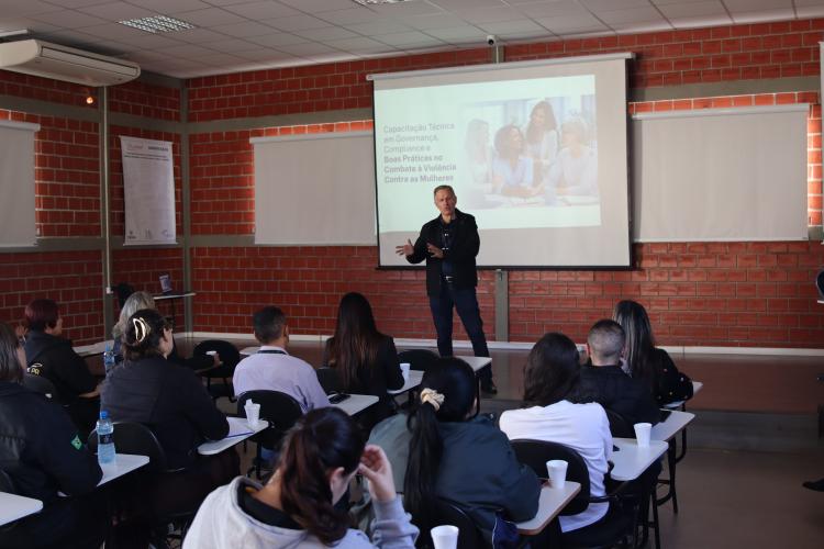 Ceasa Paraná capacita Comitê de Mulheres e Embaixadoras para reforçar acolhimento a vítimas de violência