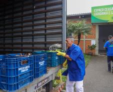 Estado mobiliza doação de 8 toneladas de frango por cooperativas; Defesa Civil entrega de cestas básicas