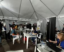 Casamento coletivo reúne 403 casais e mais de 4 mil pessoas na Ceasa Curitiba