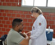 Ação de saúde na Ceasa Curitiba imuniza mais de 300 pessoas contra a gripe.
