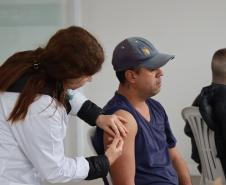 Ação de saúde na Ceasa Curitiba imuniza mais de 300 pessoas contra a gripe.