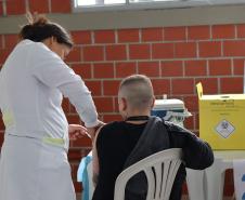 Ação de saúde na Ceasa Curitiba imuniza mais de 300 pessoas contra a gripe.