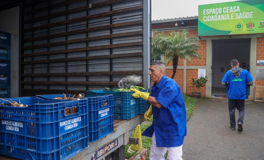 Estado mobiliza doação de 8 toneladas de frango por cooperativas; Defesa Civil entrega de cestas básicas