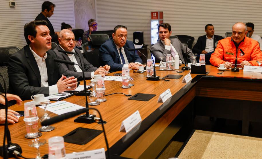 Estado mobiliza doação de 8 toneladas de frango por cooperativas; Defesa Civil entrega de cestas básicas