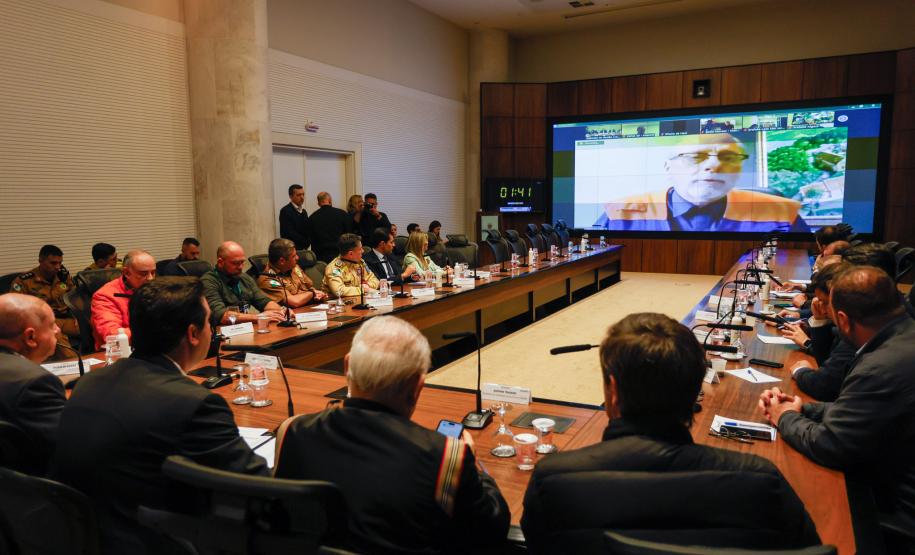 Estado mobiliza doação de 8 toneladas de frango por cooperativas; Defesa Civil entrega de cestas básicas