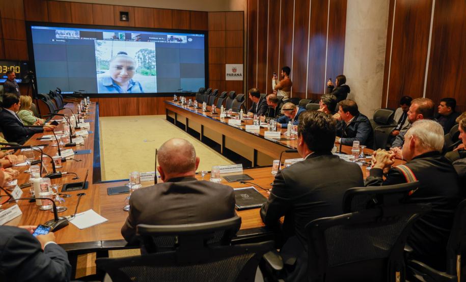 Estado mobiliza doação de 8 toneladas de frango por cooperativas; Defesa Civil entrega de cestas básicas