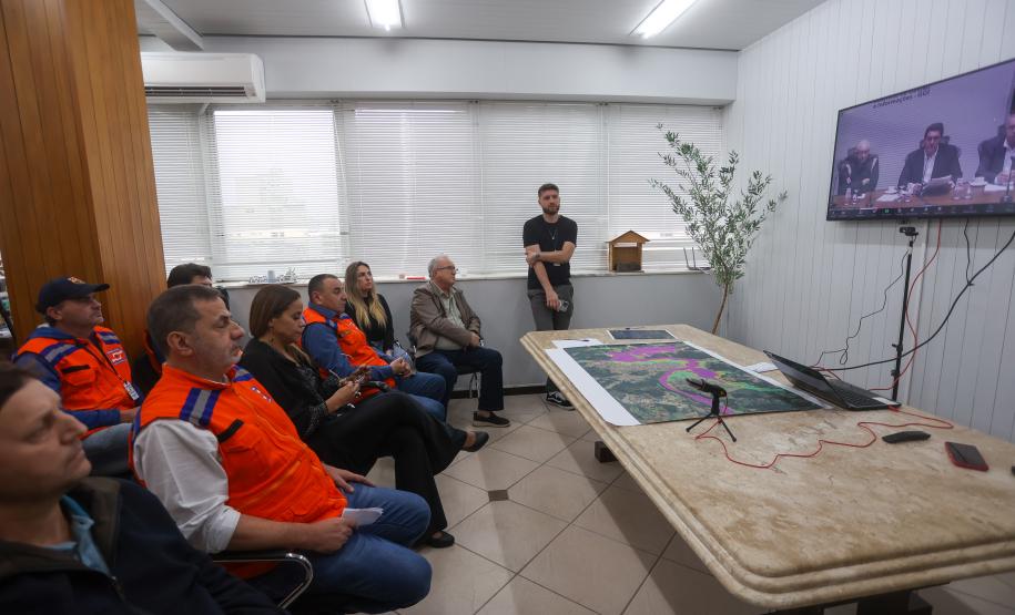 Estado mobiliza doação de 8 toneladas de frango por cooperativas; Defesa Civil entrega de cestas básicas