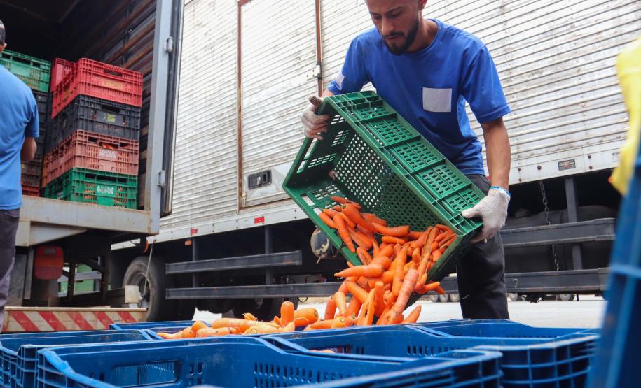 Ceasa Paraná envia mais de 25 toneladas de alimentos para cidades afetadas pelas chuvas