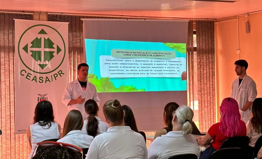 Alunos de Nutrição da UniCesumar ministram curso no Banco de Alimentos da Ceasa Maringá