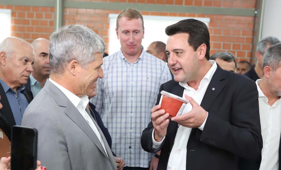 O governador Carlos Massa Ratinho Junior e o ministro do Desenvolvimento Agrário e Agricultura Familiar, Paulo Teixeira, visitam a Ceasa Curitiba nesta sexta-feira (08).