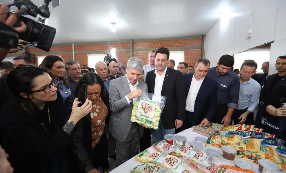 O governador Carlos Massa Ratinho Junior e o ministro do Desenvolvimento Agrário e Agricultura Familiar, Paulo Teixeira, visitam a Ceasa Curitiba nesta sexta-feira (08).