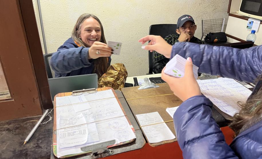 Ação de entrega do cartão em Curitiba