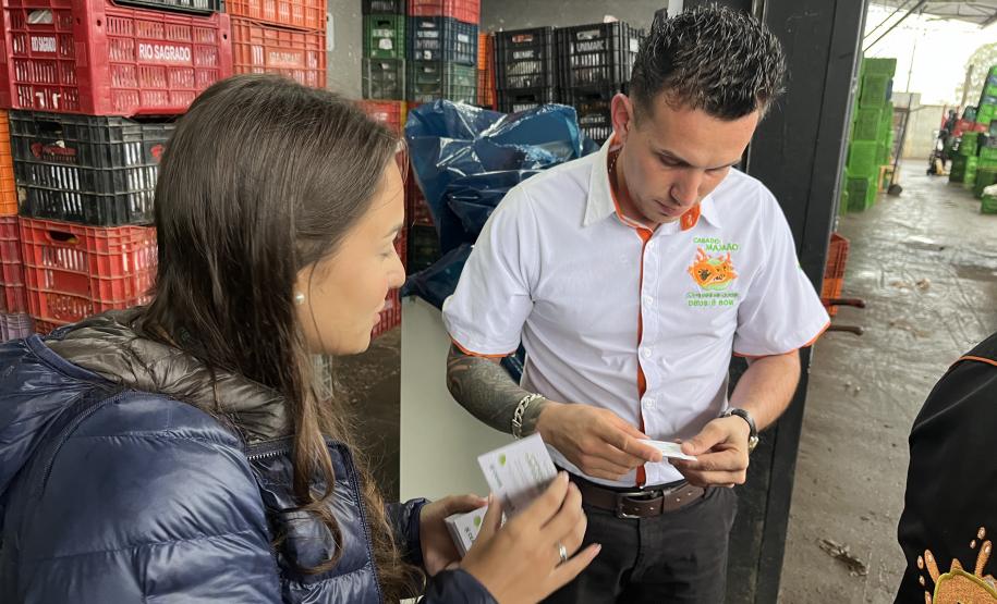 Ação de entrega do cartão em Curitiba