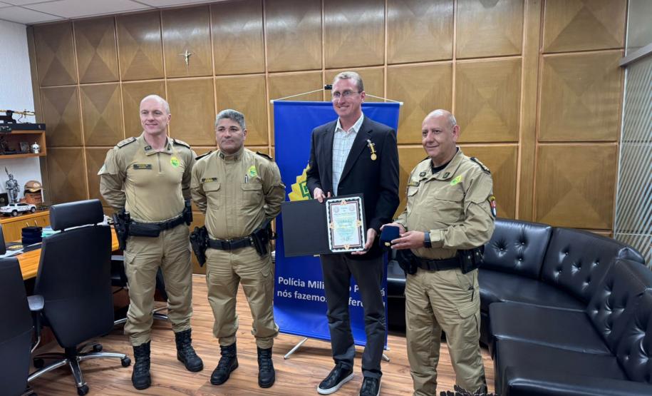 Diretor presidente da Ceasa Paraná, Éder Bublitz, recebe Medalha Coronel Sarmento, a mais alta honraria concedida pela Polícia Militar do Paraná (PMPR).