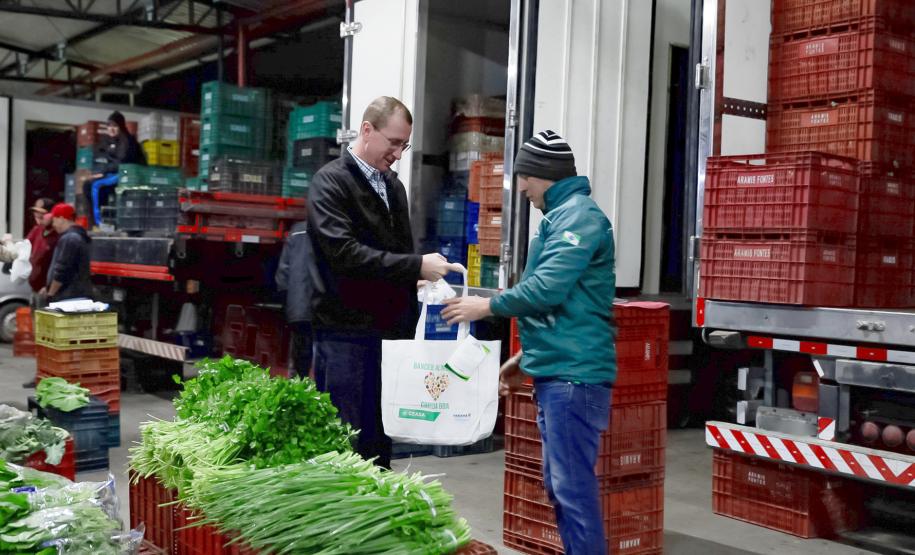 Dia do Agricultor: Ceasa Paraná entrega kit de cuidados aos produtores rurais