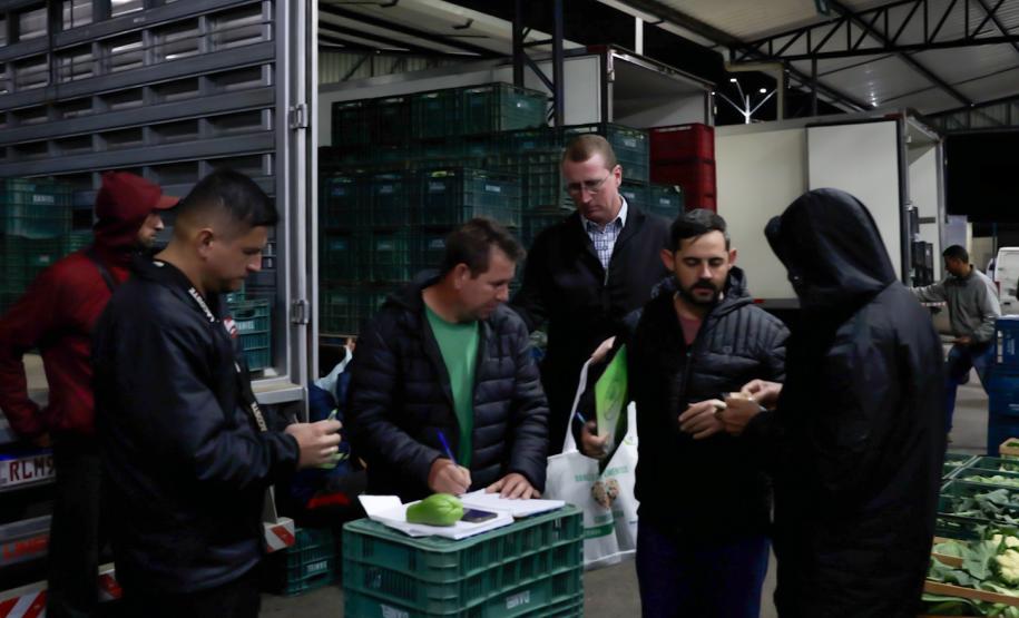 Dia do Agricultor: Ceasa Paraná entrega kit de cuidados aos produtores rurais