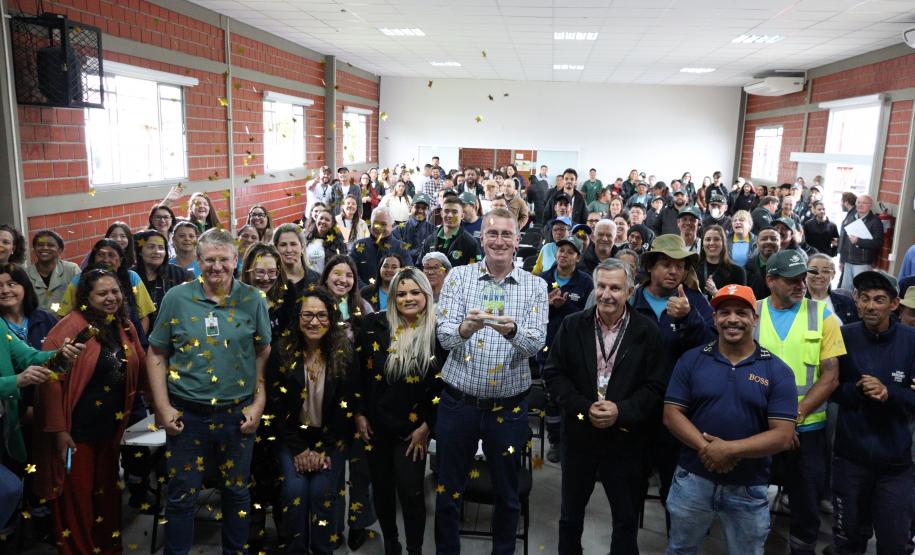 Diretor-presidente reúne equipe para agradecer conquista histórica