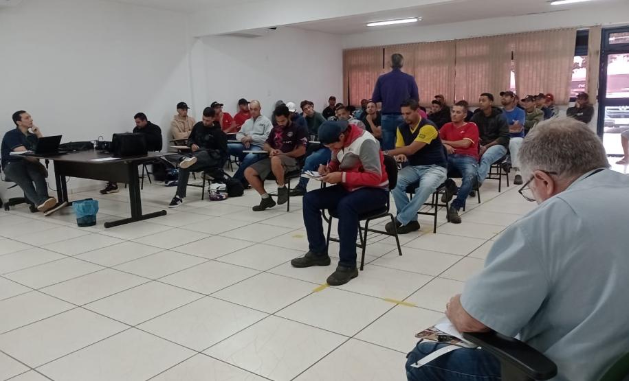 Treinamento na Ceasa Londrina para conscientização de Operadores de Empilhadeiras