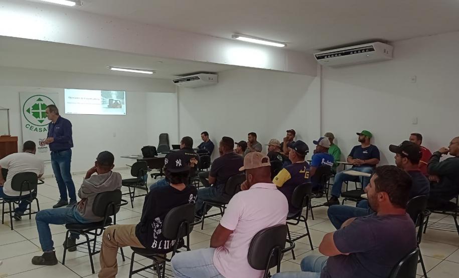 Treinamento na Ceasa Londrina para conscientização de Operadores de Empilhadeiras