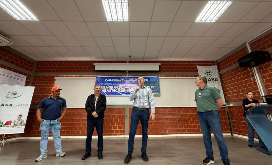 Diretor-presidente reúne equipe para agradecer conquista histórica