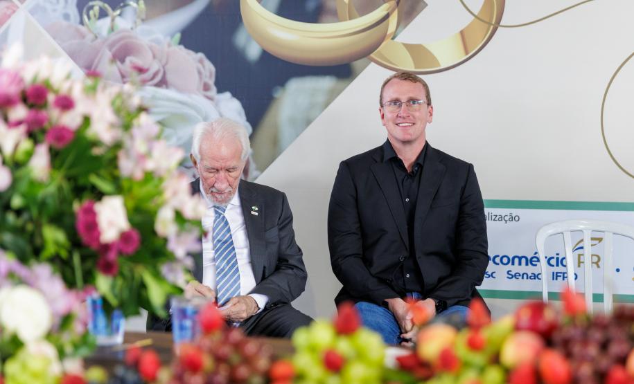 Casamento coletivo reúne 403 casais e mais de 4 mil pessoas na Ceasa Curitiba