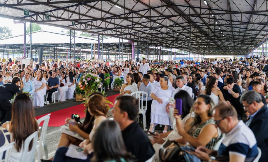 Casamento coletivo reúne 403 casais e mais de 4 mil pessoas na Ceasa Curitiba