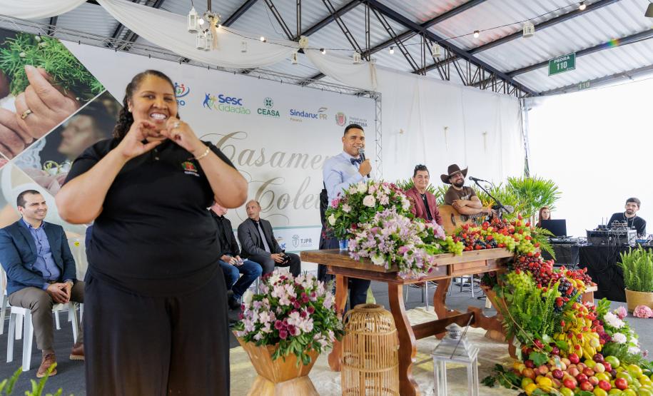 Casamento coletivo reúne 403 casais e mais de 4 mil pessoas na Ceasa Curitiba