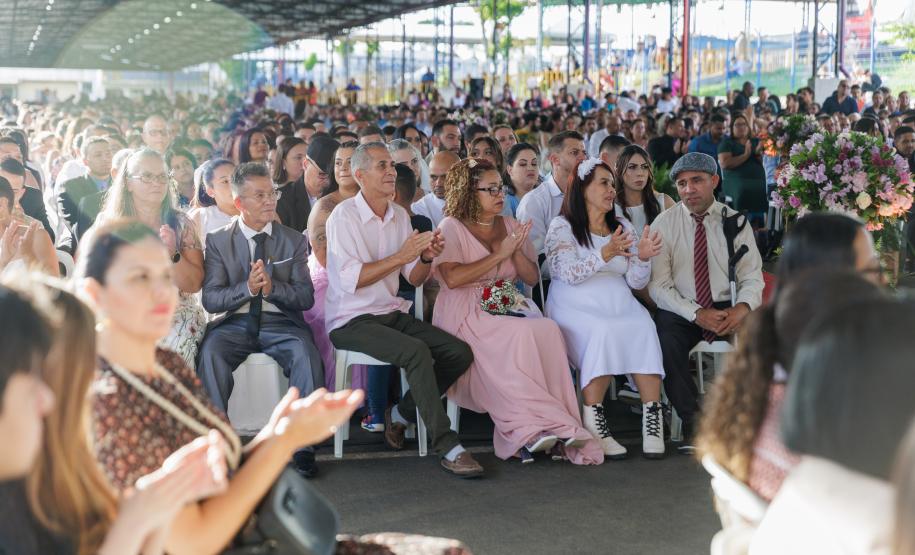 Casamento coletivo reúne 403 casais e mais de 4 mil pessoas na Ceasa Curitiba