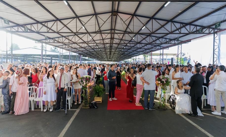 Casamento coletivo reúne 403 casais e mais de 4 mil pessoas na Ceasa Curitiba