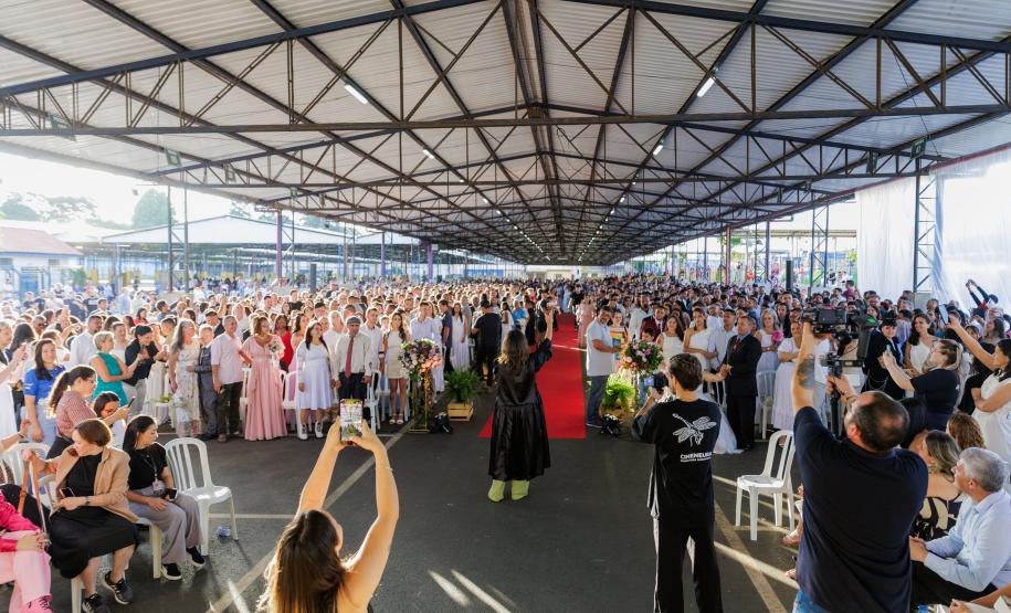 Casamento coletivo reúne 403 casais e mais de 4 mil pessoas na Ceasa Curitiba