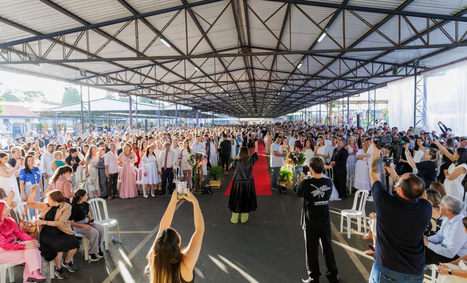 Casamento coletivo reúne 403 casais e mais de 4 mil pessoas na Ceasa Curitiba
