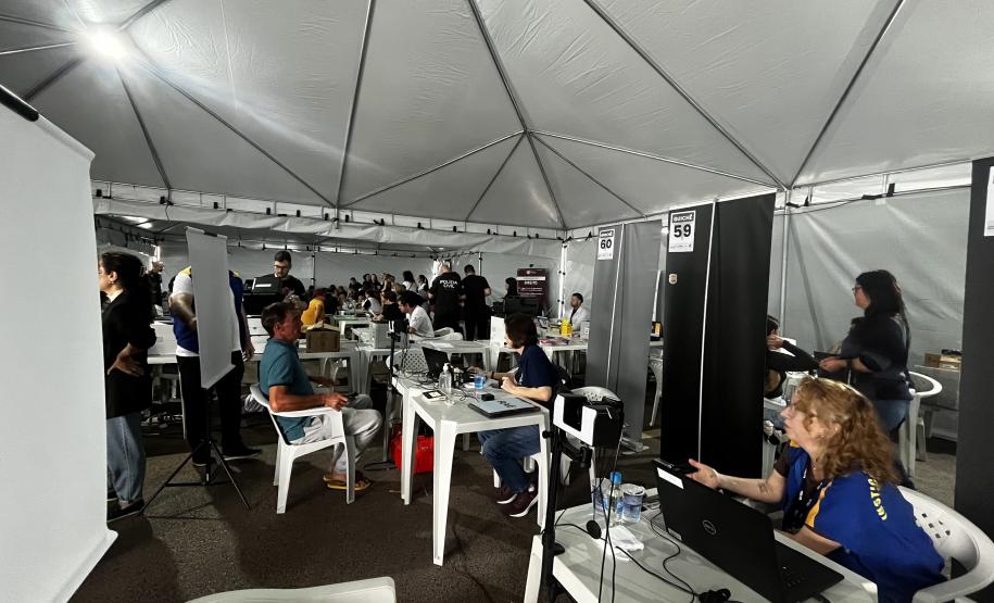 Casamento coletivo reúne 403 casais e mais de 4 mil pessoas na Ceasa Curitiba