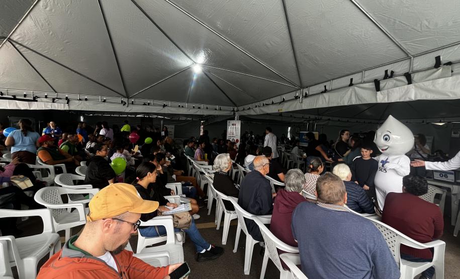 Casamento coletivo reúne 403 casais e mais de 4 mil pessoas na Ceasa Curitiba