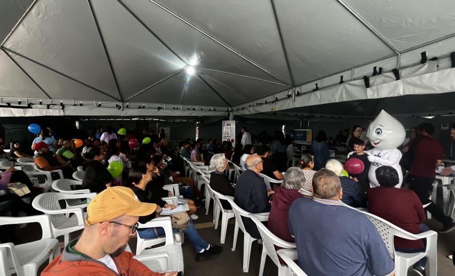 Casamento coletivo reúne 403 casais e mais de 4 mil pessoas na Ceasa Curitiba