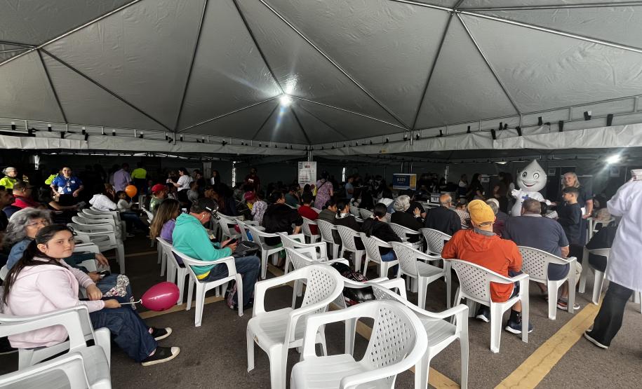 Casamento coletivo reúne 403 casais e mais de 4 mil pessoas na Ceasa Curitiba