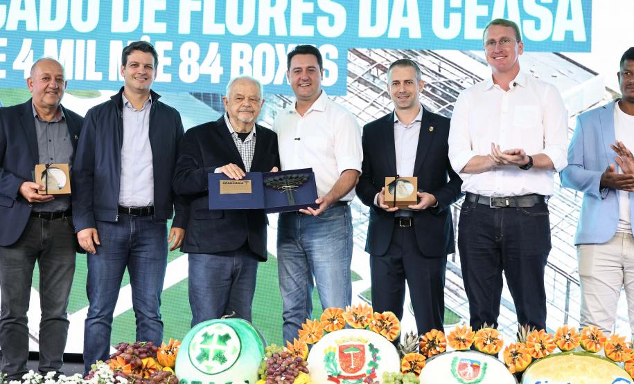 Ratinho Junior assina ordem de serviço do novo Mercado de Flores da Ceasa Curitiba