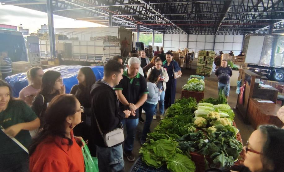 Estudantes do curso de Gastronomia do IFPR visitam a Ceasa de Foz do Iguaçu