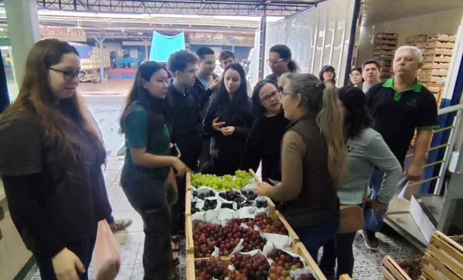 Estudantes do curso de Gastronomia do IFPR visitam a Ceasa de Foz do Iguaçu